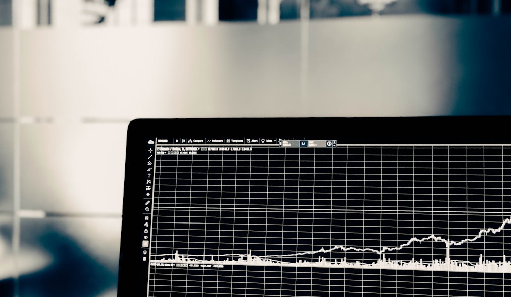 Asesor financiero analizando indicadores de mercado